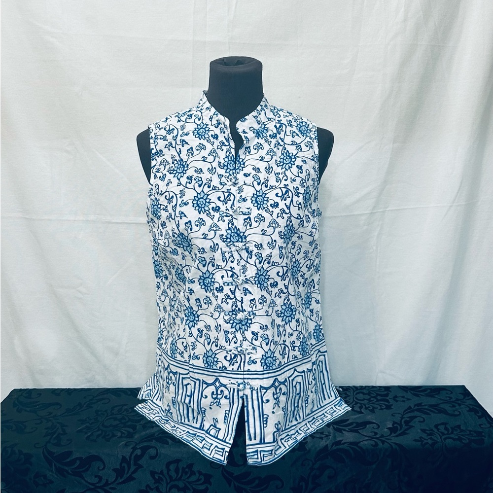 Women’s Sleeveless  Blue and White Patterned Shirt
